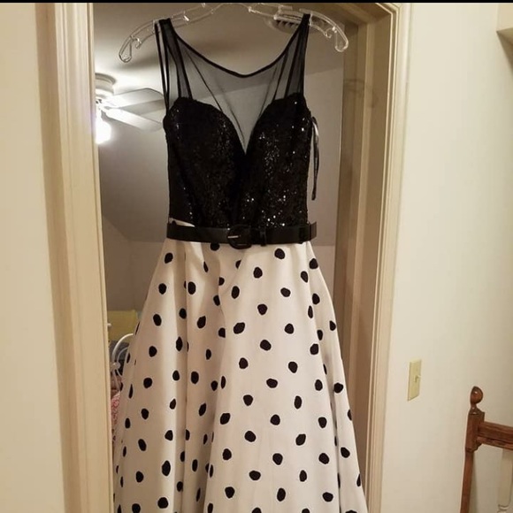 Prom Dresses - Picture 2 of 5